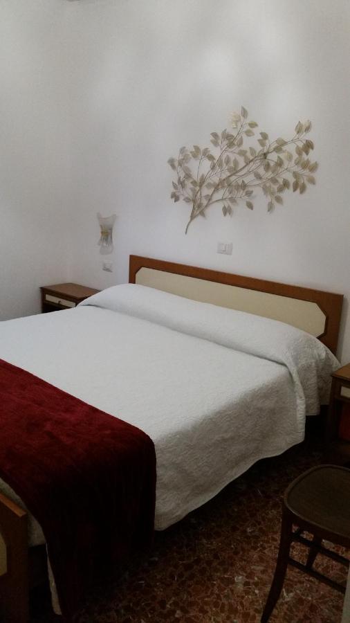 Termini Station Apartment Ai Due Cortili Presso Le Mura Aureliane Rome Bagian luar foto