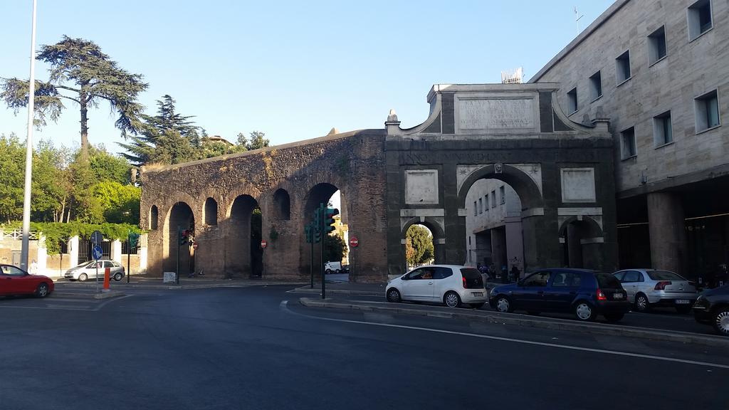 Termini Station Apartment Ai Due Cortili Presso Le Mura Aureliane Rome Bagian luar foto